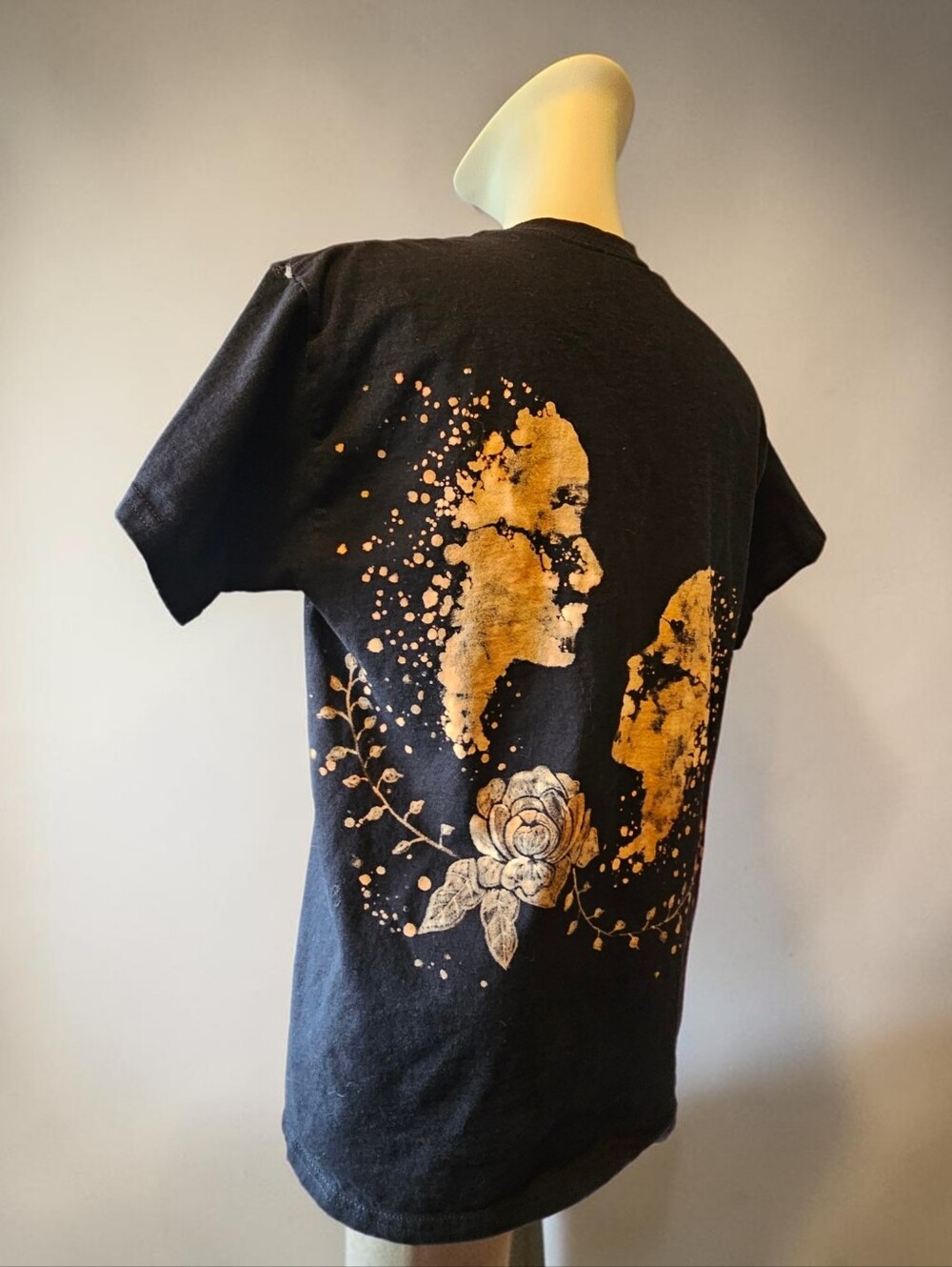 Handpainted T-shirt featuring stylized women and florals - Picture 3 of 4